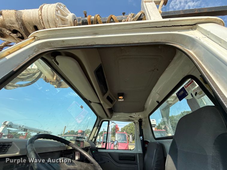 image for item EN8252 2001 International 4700 digger derrick truck