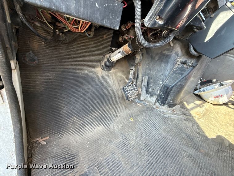 image for item EN8252 2001 International 4700 digger derrick truck