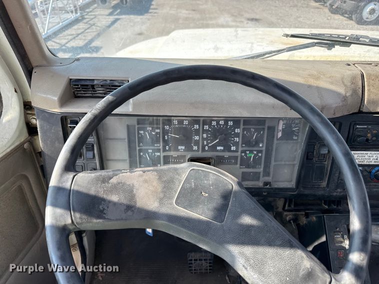 image for item EN8252 2001 International 4700 digger derrick truck