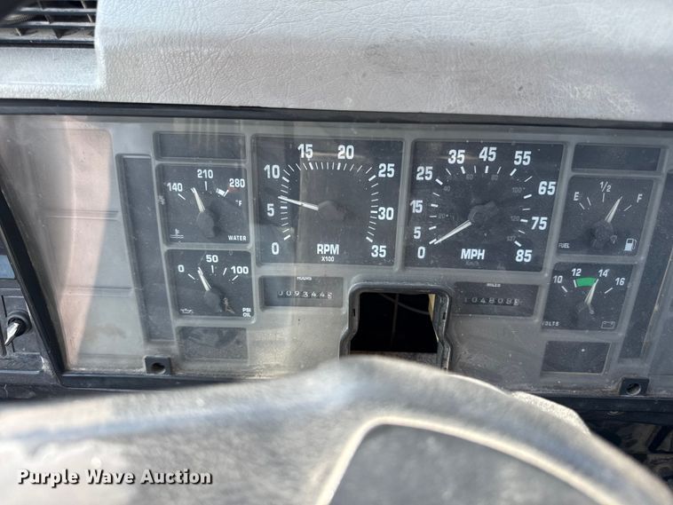 image for item EN8252 2001 International 4700 digger derrick truck