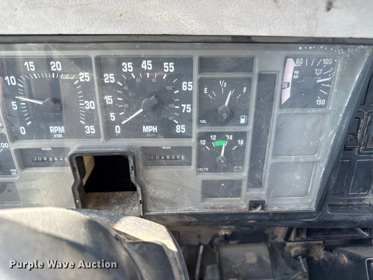 image for item EN8252 2001 International 4700 digger derrick truck