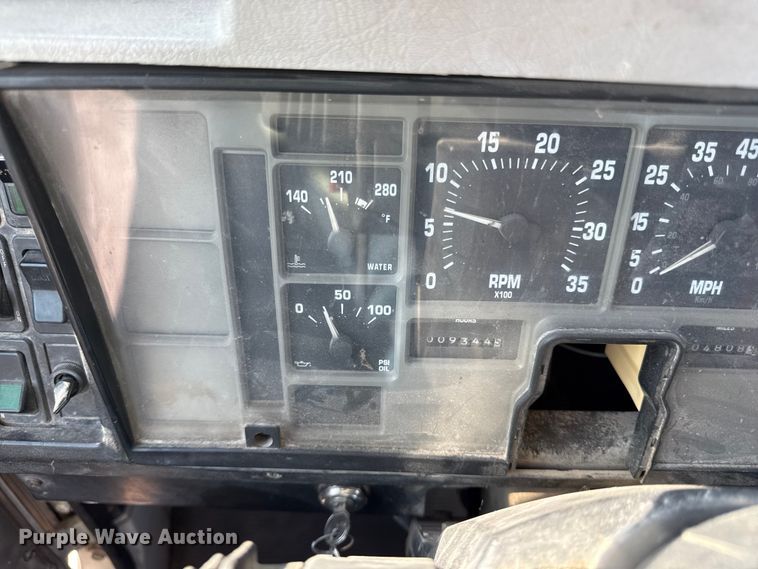 image for item EN8252 2001 International 4700 digger derrick truck