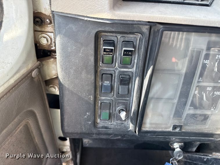 image for item EN8252 2001 International 4700 digger derrick truck