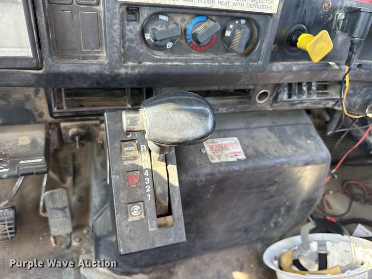 image for item EN8252 2001 International 4700 digger derrick truck