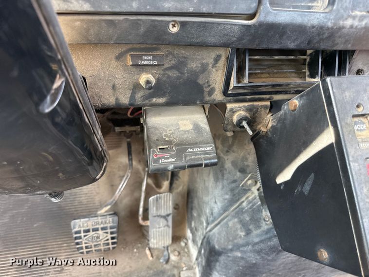 image for item EN8252 2001 International 4700 digger derrick truck