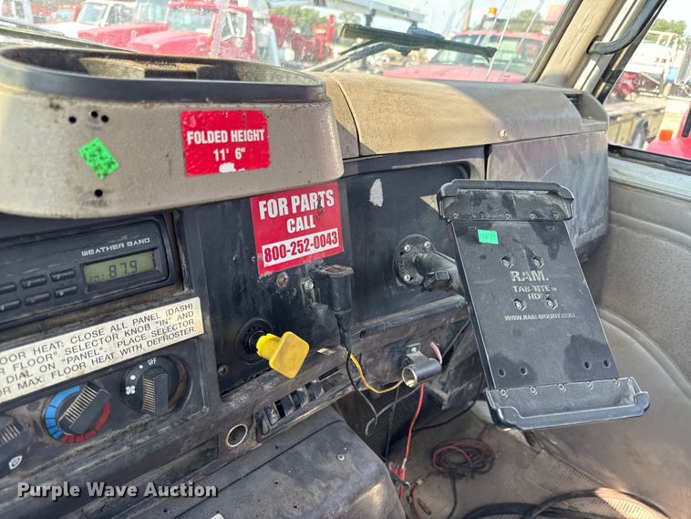 image for item EN8252 2001 International 4700 digger derrick truck