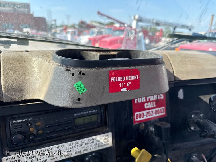 image for item EN8252 2001 International 4700 digger derrick truck