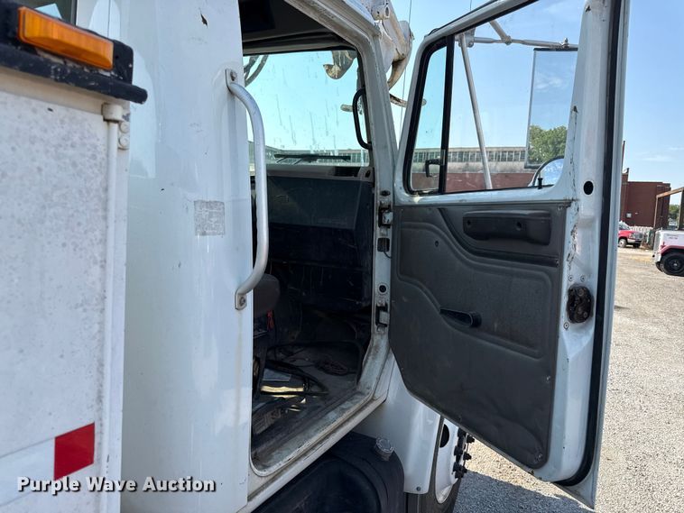 image for item EN8252 2001 International 4700 digger derrick truck