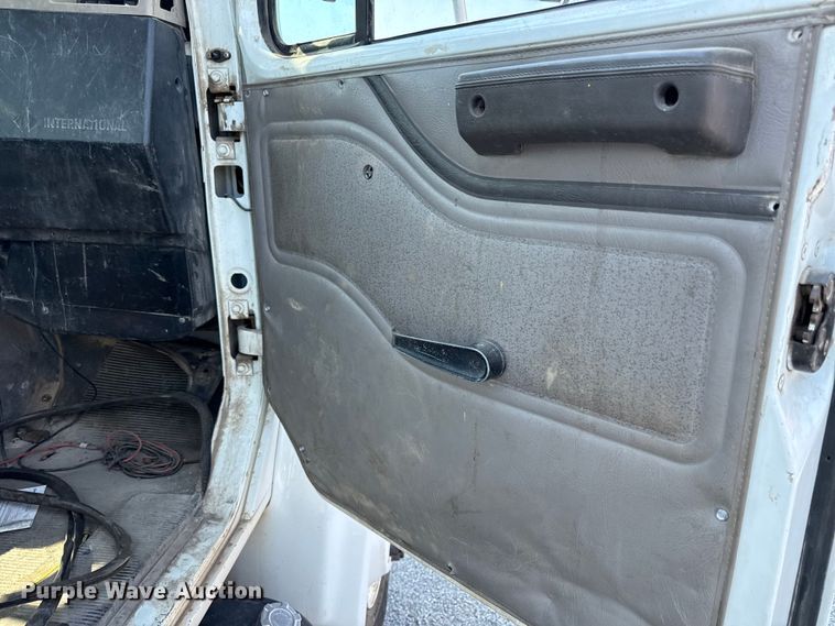 image for item EN8252 2001 International 4700 digger derrick truck