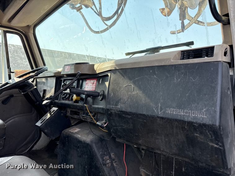 image for item EN8252 2001 International 4700 digger derrick truck