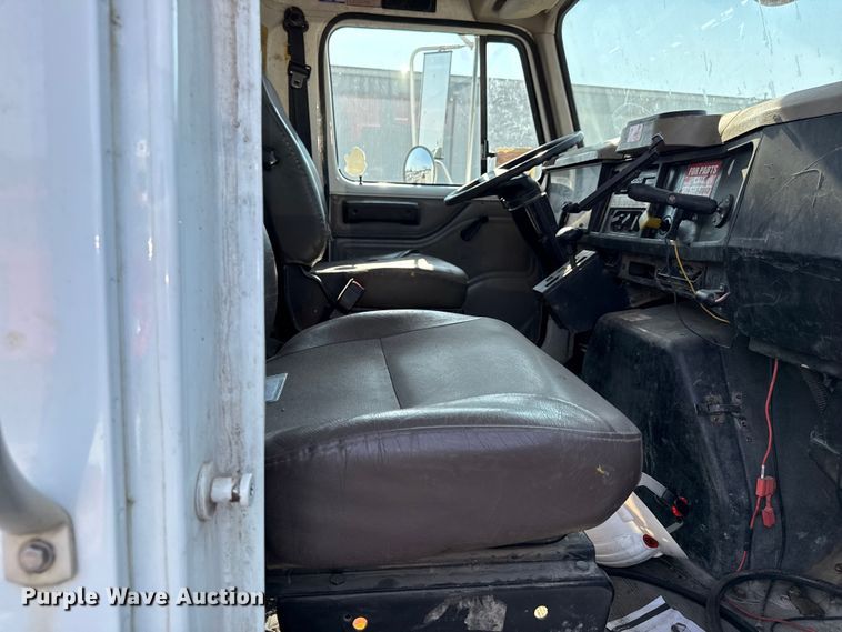 image for item EN8252 2001 International 4700 digger derrick truck