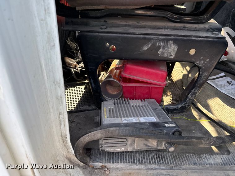 image for item EN8252 2001 International 4700 digger derrick truck