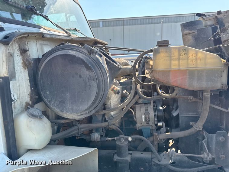 image for item EN8252 2001 International 4700 digger derrick truck