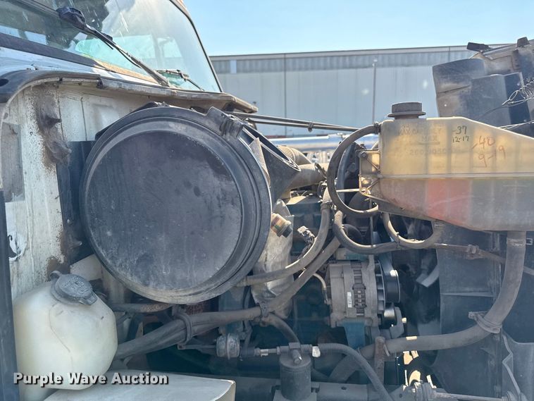 image for item EN8252 2001 International 4700 digger derrick truck