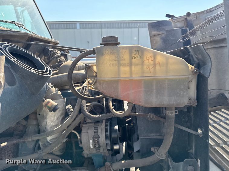 image for item EN8252 2001 International 4700 digger derrick truck