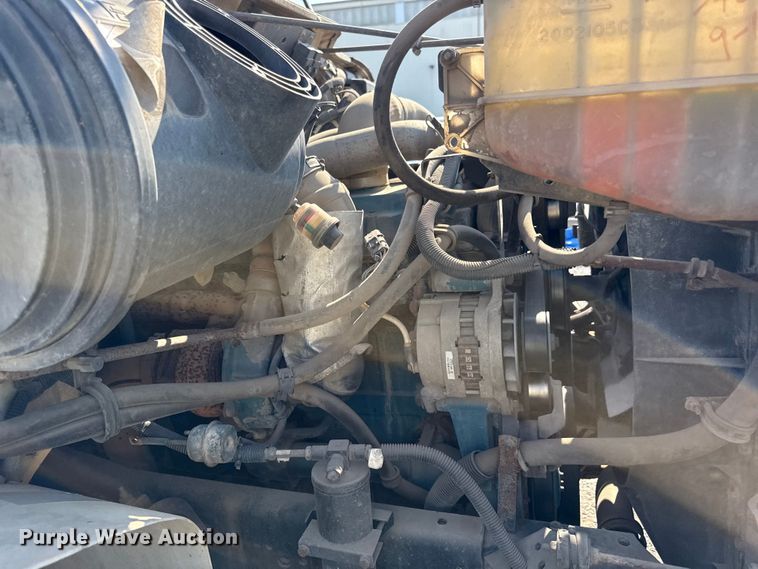 image for item EN8252 2001 International 4700 digger derrick truck