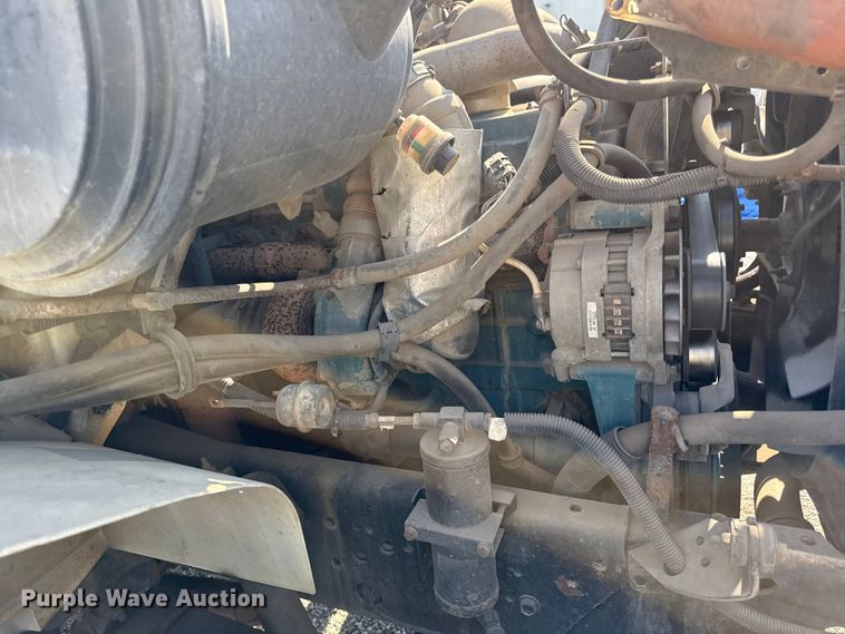 image for item EN8252 2001 International 4700 digger derrick truck