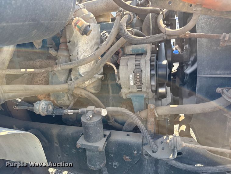 image for item EN8252 2001 International 4700 digger derrick truck