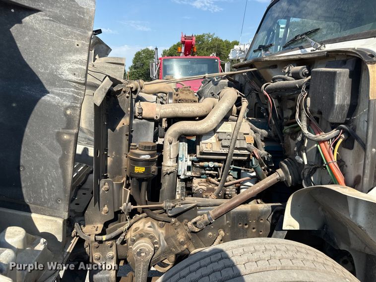 image for item EN8252 2001 International 4700 digger derrick truck