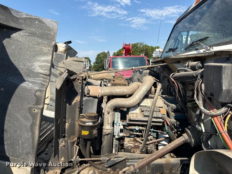 image for item EN8252 2001 International 4700 digger derrick truck