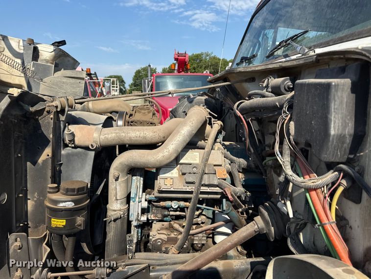 image for item EN8252 2001 International 4700 digger derrick truck