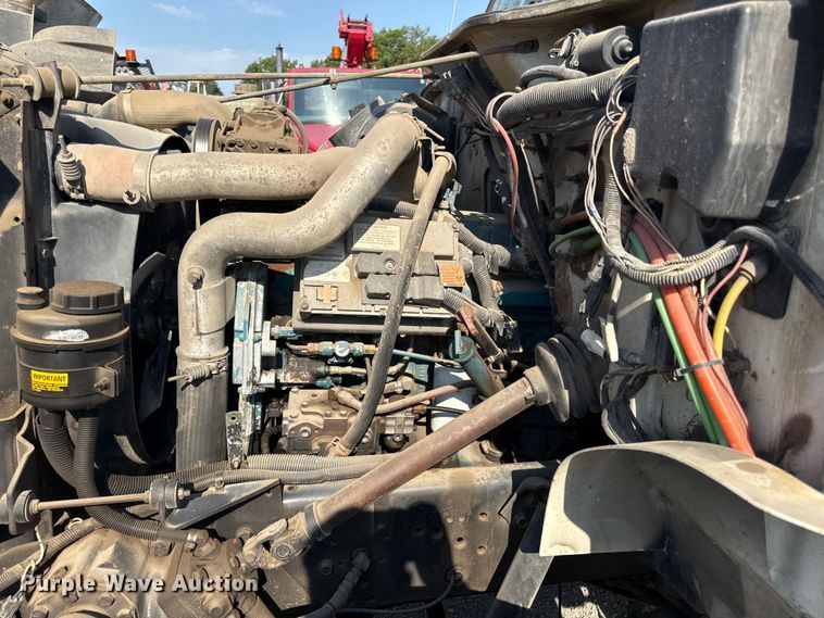 image for item EN8252 2001 International 4700 digger derrick truck