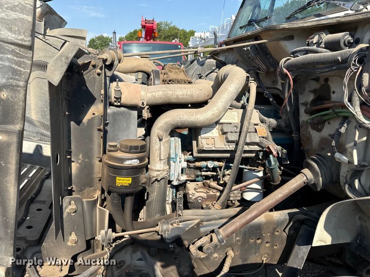 image for item EN8252 2001 International 4700 digger derrick truck