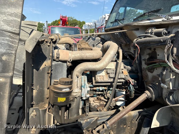 image for item EN8252 2001 International 4700 digger derrick truck