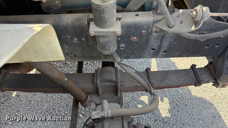 image for item EN8252 2001 International 4700 digger derrick truck