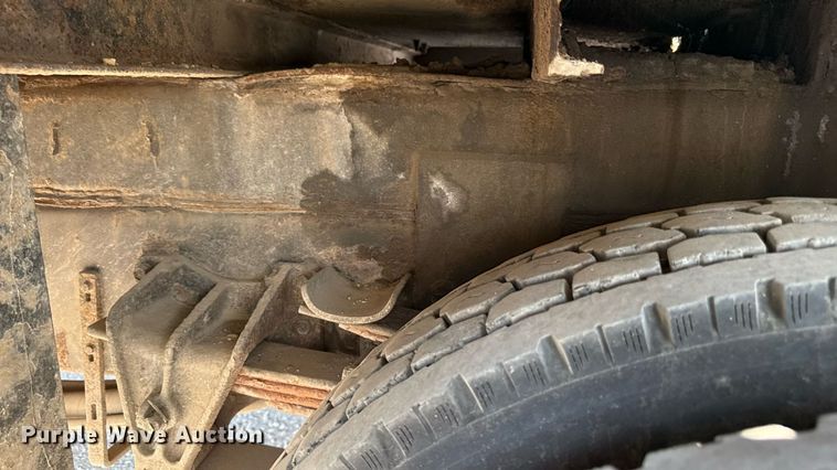 image for item EN8252 2001 International 4700 digger derrick truck