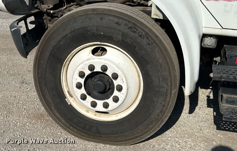 image for item EN8252 2001 International 4700 digger derrick truck