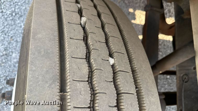 image for item EN8252 2001 International 4700 digger derrick truck