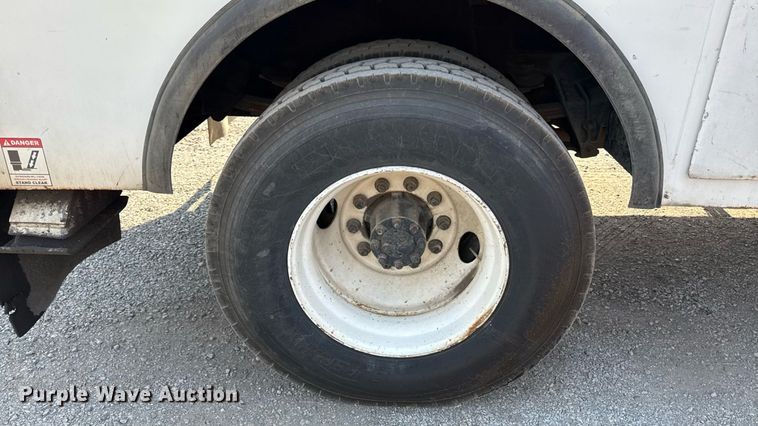 image for item EN8252 2001 International 4700 digger derrick truck