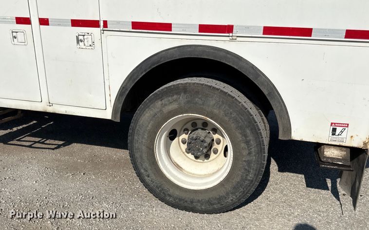 image for item EN8252 2001 International 4700 digger derrick truck