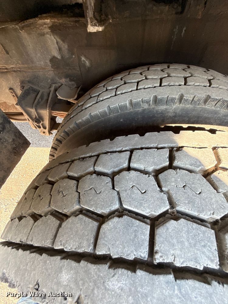 image for item EN8252 2001 International 4700 digger derrick truck