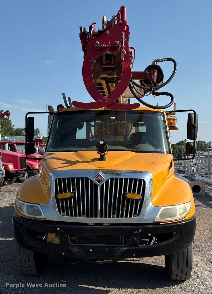 image for item EN8253 2011 International Durastar digger derrick truck