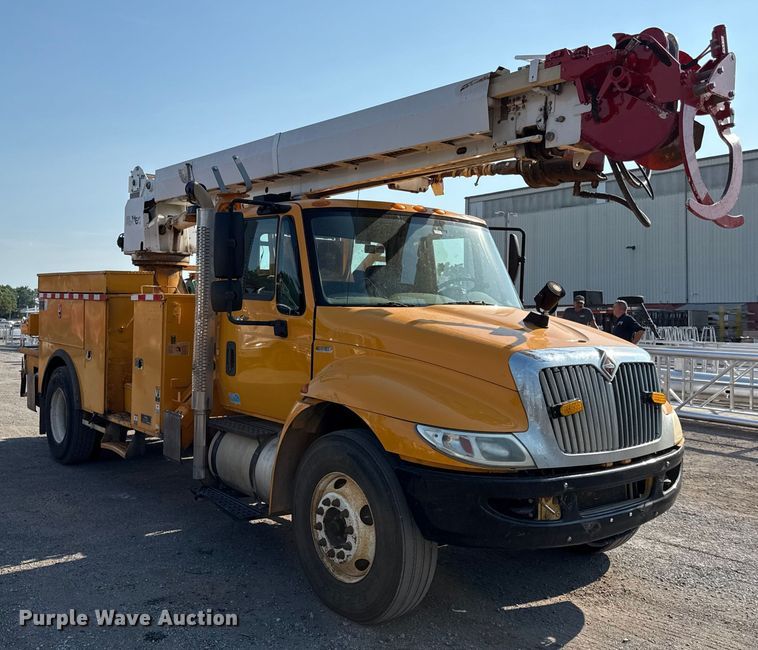 image for item EN8253 2011 International Durastar digger derrick truck