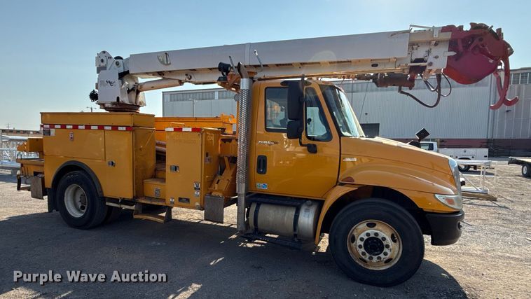 image for item EN8253 2011 International Durastar digger derrick truck