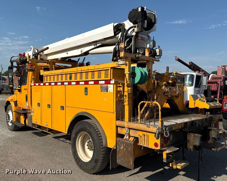 image for item EN8253 2011 International Durastar digger derrick truck