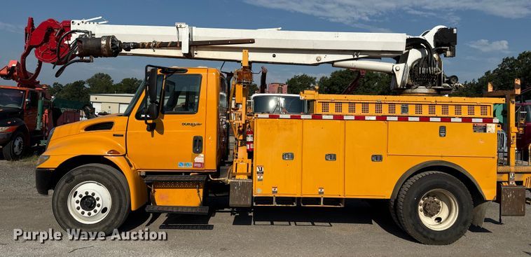image for item EN8253 2011 International Durastar digger derrick truck