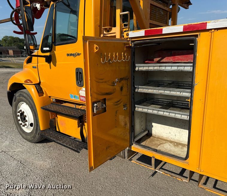 image for item EN8253 2011 International Durastar digger derrick truck