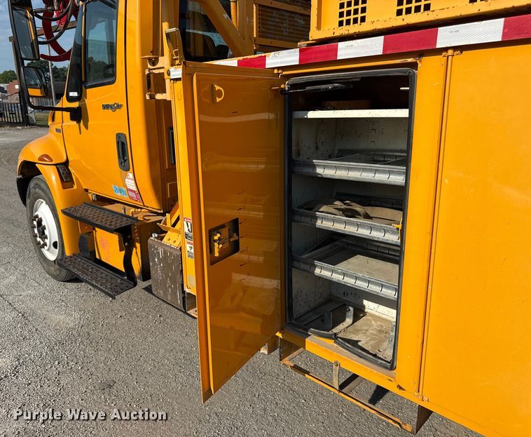 image for item EN8253 2011 International Durastar digger derrick truck