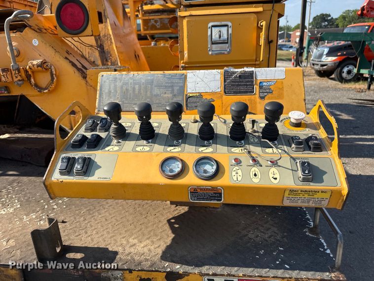 image for item EN8253 2011 International Durastar digger derrick truck