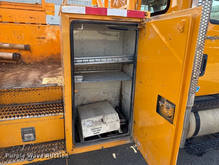 image for item EN8253 2011 International Durastar digger derrick truck