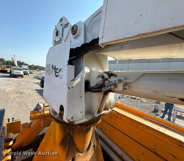 image for item EN8253 2011 International Durastar digger derrick truck