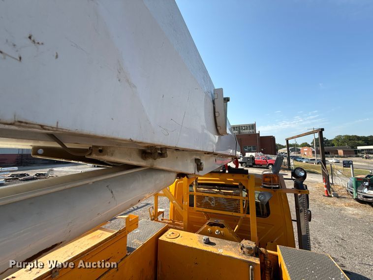 image for item EN8253 2011 International Durastar digger derrick truck