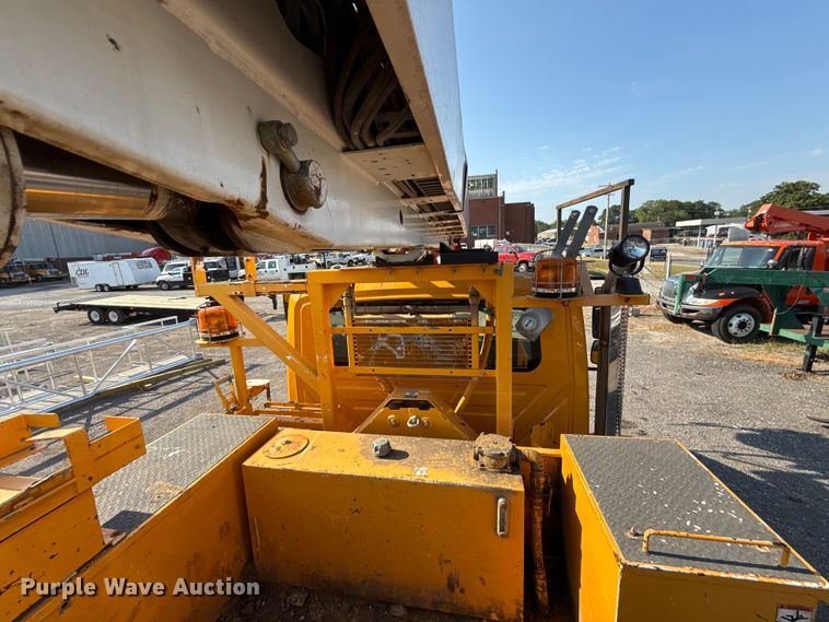 image for item EN8253 2011 International Durastar digger derrick truck