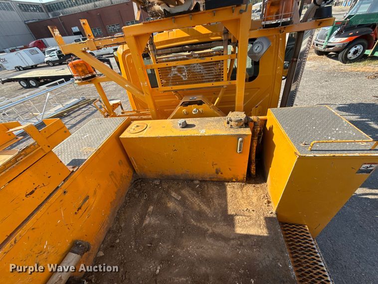 image for item EN8253 2011 International Durastar digger derrick truck
