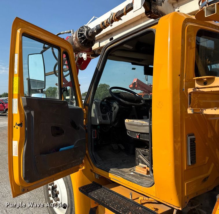 image for item EN8253 2011 International Durastar digger derrick truck