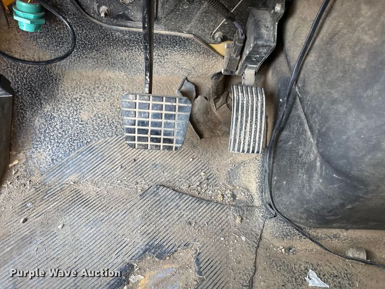 image for item EN8253 2011 International Durastar digger derrick truck